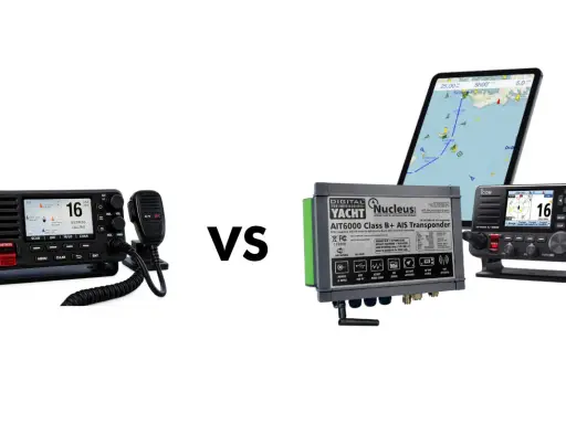Comparaison d'un combiné VHF avec micro et d'un transpondeur bateau AIS, avec une tablette affichant une carte marine.