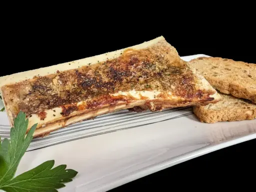 Os à moelle rôti, assaisonné d'herbes et de poivre, servi avec des toasts croustillants. Une recette os à moelle gastronomique à savourer.