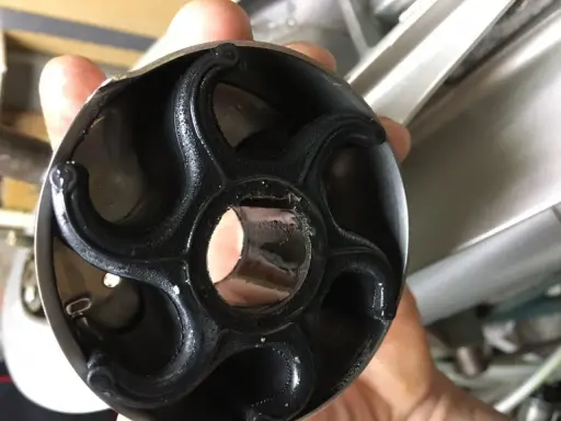 Pissette moteur hors bord Suzuki, pièce en caoutchouc usée, prête pour le remplacement.