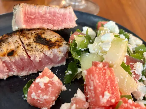 Perfekt grillad tonfisk med en fräsch sallad av vattenmelon, gurka och fetaost. En härlig sommarrätt!