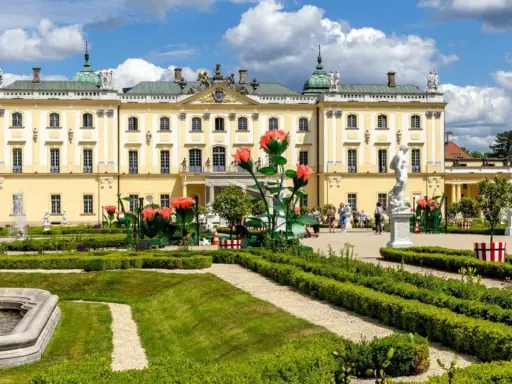 Pałac Branickich w Białymstoku, znany z pięknych ogrodów i rzeźb, to jedna z głównych atrakcji miasta.