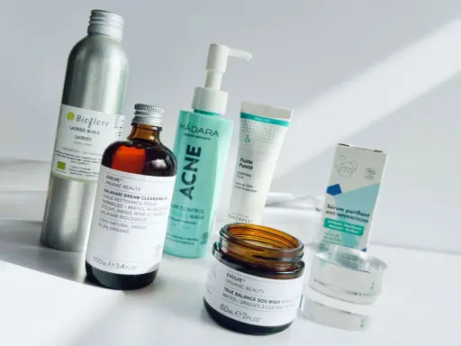 Ensemble de produits pour une routine peau grasse et acnéique : nettoyant, sérum, fluide et masque.