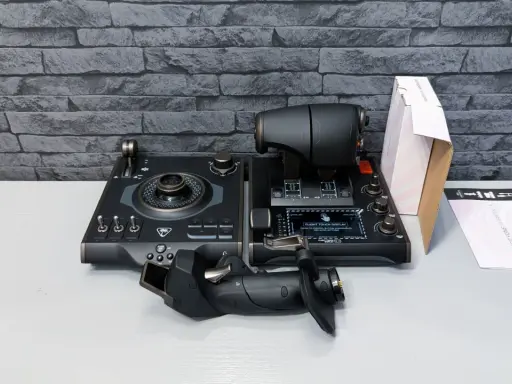 Zestaw do symulatora lotu, idealny do **digital combat simulator**. Zawiera joystick, przepustnicę i panel kontrolny.