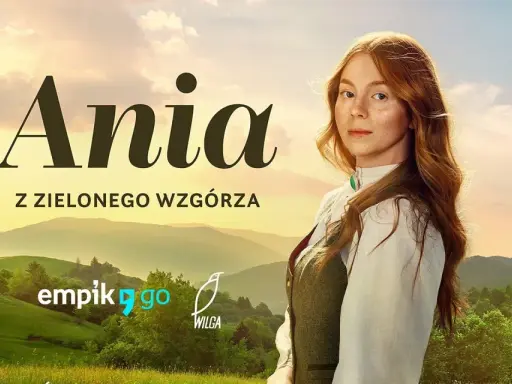 Ania z Zielonego Wzgórza, rudowłosa dziewczynka z piegami, patrzy zza zielonych wzgórz.