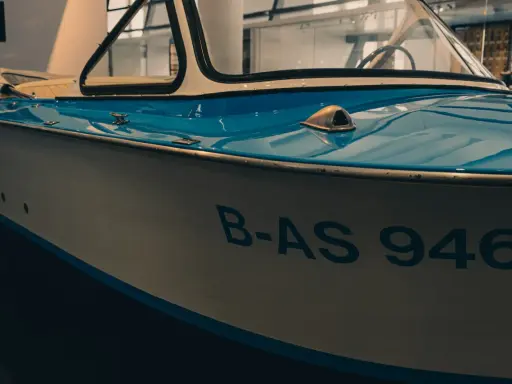 B-AS 946, jeden z klasycznych nazwy łodzi motorowych, błyszczy w słońcu.