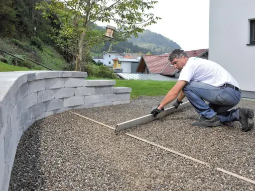 Myśląc o samodzielnej budowie podjazdu z kamienia? Zobacz, jak to zrobić!