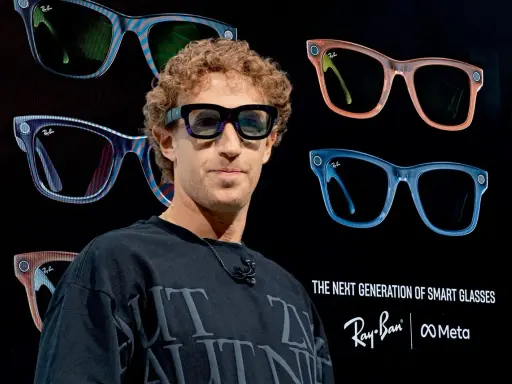 Mark Zuckerberg prezentuje okulary Ray-Ban Meta, pokazując, że sensaya co to za marka, która oferuje inteligentne okulary.