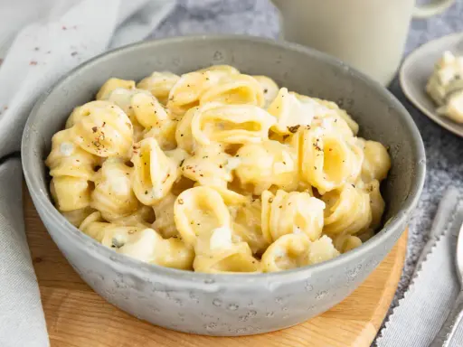 Orecchiette in cremiger Gorgonzola-Sauce, bestreut mit Pfeffer. Ein köstliches Nudelgericht, das Lust auf mehr macht.