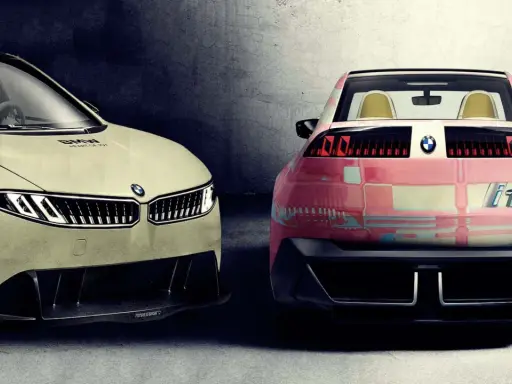 Zwei BMW-Konzeptfahrzeuge, ein cremefarbener und ein rosafarbener, stehen nebeneinander. Der cremefarbene BMW i1 hat eine markante Frontpartie.