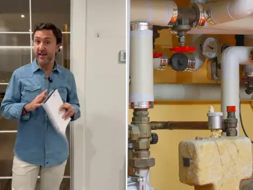 Hombre explica medidas de instalación de fontanería junto a tuberías y manómetro.