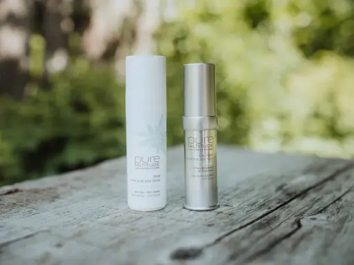Deux flacons de soins pour les yeux, idéaux pour comment cacher les cernes. L'un est un soin contour des yeux, l'autre un gel frais.
