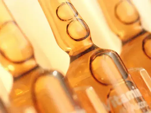 Braune Ampullen mit Vitamin C Infusion, bereit für die Anwendung.