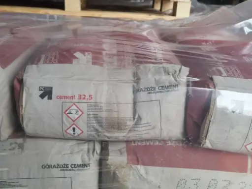 Stos cementu 32,5 kg w workach, owiniętych folią.