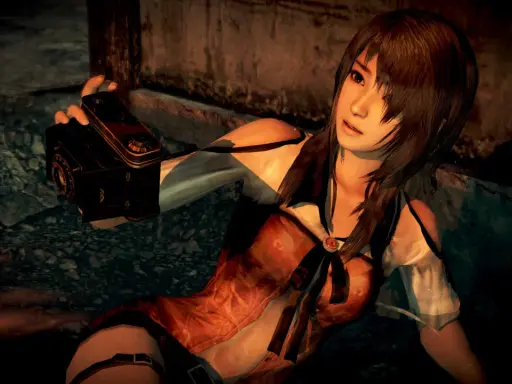 Dziewczyna z kamerą w ręku, gotowa na fatal frame. Mroczna atmosfera i niepokój.