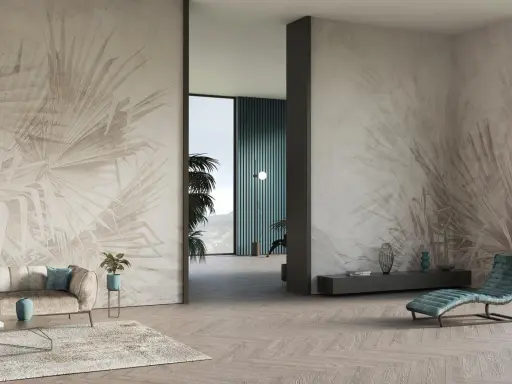 Elegante soggiorno con parete tv decorata da carta da parati a tema fogliame tropicale.