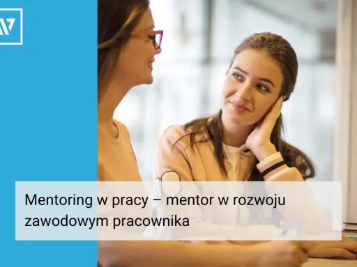 Dwie kobiety rozmawiają, jedna słucha uważnie. To przykład mentoringu, jednej z kluczowych metod rozwoju pracowników.