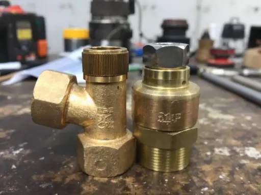 Deux raccords en laiton, l'un avec une tête moletée, l'autre avec un écrou hexagonal. Parfait pour un tuyau de 12 mm.