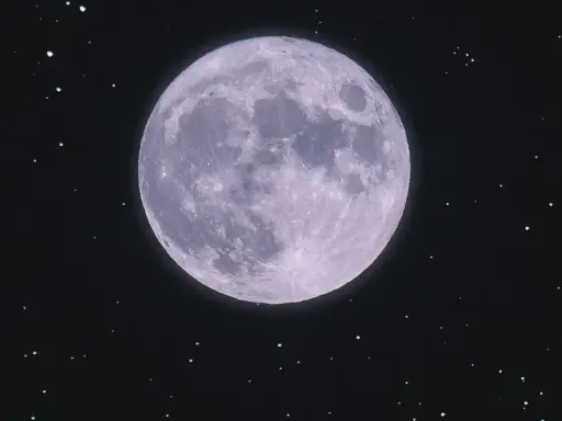 Pleine lune violette dans un ciel étoilé. Elle semble porter en elle 15 significations, un mystère cosmique.