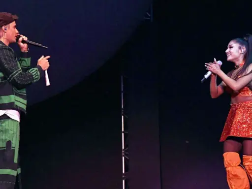 Justin Bieber i Ariana Grande na scenie, śpiewają razem. Wyglądają, jakby byli "stuck with u" na zawsze.