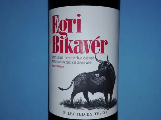 Egri Bikavér, wino bycza krew z Węgier, z rysunkiem byka. Wybrane przez Tesco.