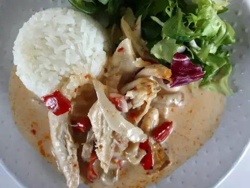 En krämig mango chutney kyckling med ris och en fräsch sallad. En härlig rätt med smak av Indien.