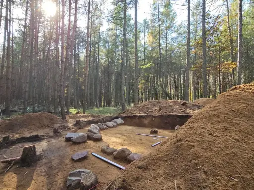 W lesie trwa wykopaliskowa praca archeologiczna. Odkryto kamienny krąg, być może pozostałość po dawnym kurhanie.