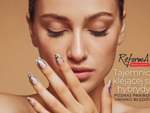 Czy baza po utwardzeniu jest lepka? Dowiedz się, jak uzyskać idealny manicure hybrydowy. Piękna kobieta z paznokciami.