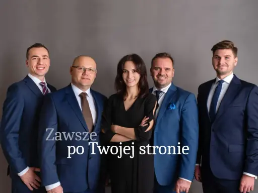 Pięć osób w garniturach stoi na szarym tle. Napis "Zawsze po Twojej stronie".