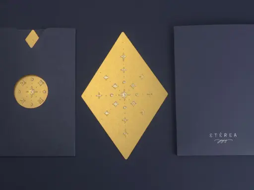 Elegantes ideas para postales navideñas: sobre azul con detalles dorados de estrellas y un rombo central.