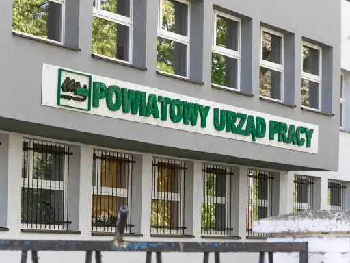 Ile za staż z PUP w 2026? Netto, ZUS, podatki i Twoje prawa