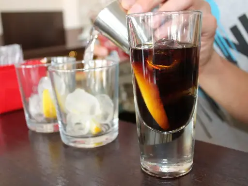 Kolor calvados z czym łączyć? Ten ciemny, bursztynowy alkohol z pomarańczą i lodem wygląda pysznie.
