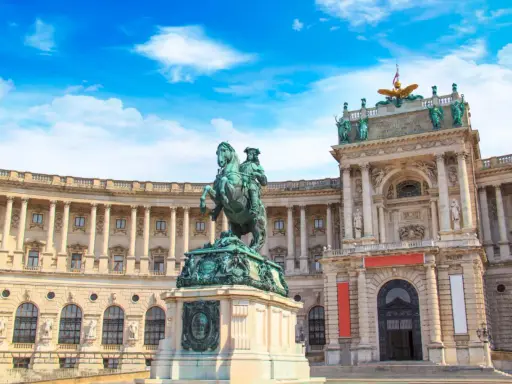 Pomnik konny przed Hofburgiem w Wiedniu. Chcesz wiedzieć, jak dojechać do Wiednia?