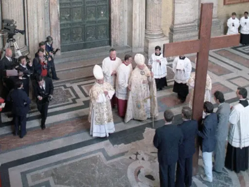 Uroczysta procesja z krzyżem w Watykanie. Papież i kardynałowie, jakby chcieli otwórzcie drzwi chrystusowi, niosą symbol wiary.