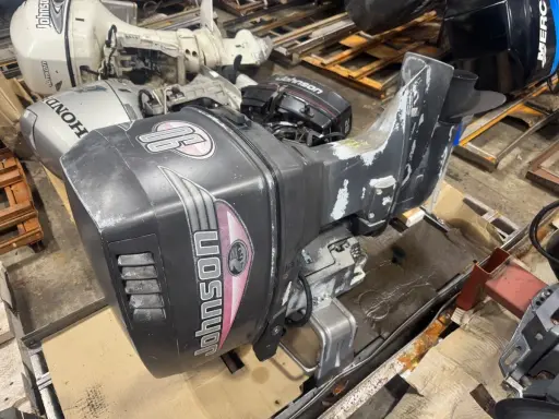 Moteur hors-bord Johnson 4cv 2 temps, idéal pour documentation technique.