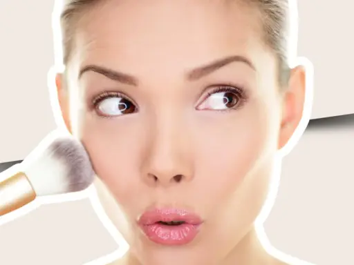 Una mujer aplica colorete en crema en sus mejillas con una brocha, creando un look natural y radiante.