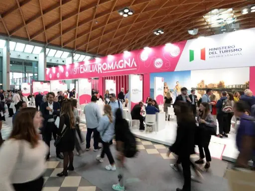 Folla alla fiera Rimini, stand "Visit Emilia Romagna" e Ministero del Turismo. Ottobre pieno di eventi.