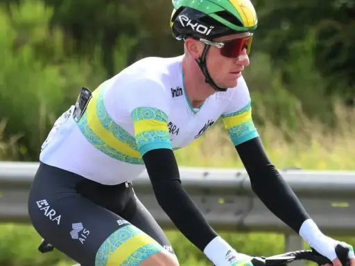 Radfahrer Harry Sweeny im australischen Trikot, mit Sonnenbrille und Helm, konzentriert sich auf die Strecke.