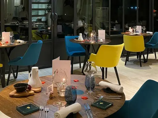 Tables dressées pour une soirée romantique, ambiance feutrée. Une invitation à découvrir la gastronomie du Jura.
