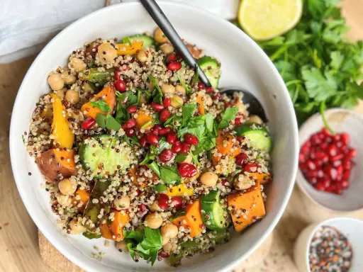 Bunter Quinoa-Salat mit Kichererbsen, Süßkartoffeln und Granatapfelkernen. Perfekt für proteinreiche Rezepte!