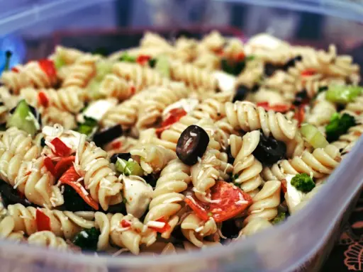 Fusilli-Nudelsalat mit Oliven, Paprika und Brokkoli, perfekt als salat zum grillen.