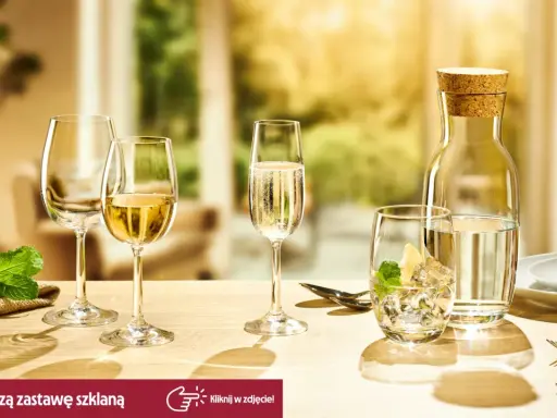 Eleganckie kieliszki i szklanki na stole, idealne do serwowania wina, szampana, drinków, a także w czym pić likier.