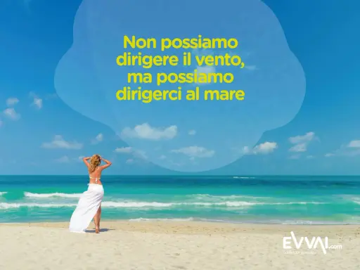 Donna sulla spiaggia, con il mare turchese sullo sfondo. "Non possiamo dirigere il vento, ma possiamo dirigerci al mare" è scritto in giallo. Qui Salento.
