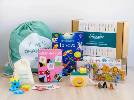 Kit de juegos para restaurante Ohanabox con bolsa, libro de pegatinas, cámara de juguete y figuras de animales. ¡Diversión sin pantallas para los más pequeños!