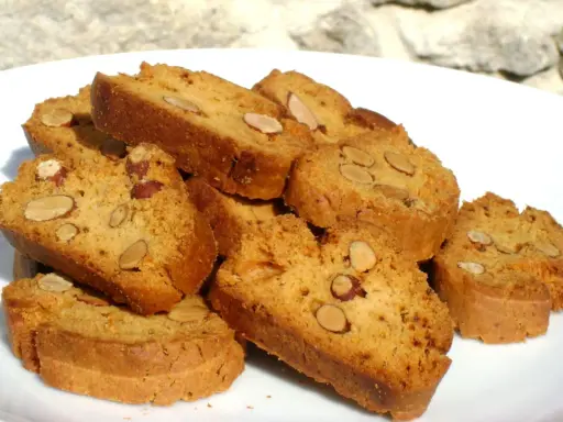 Une pile de canistrelli aux amandes, parfaits pour accompagner un café. Une délicieuse canistrelli recette.