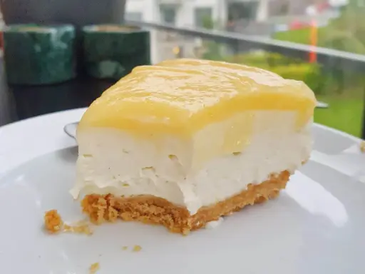En bit krämig citron cheesecake med kexbotten. Perfekt för en fika.
