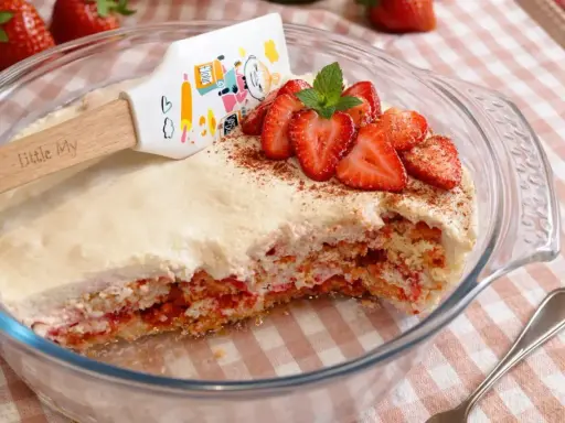 Un délicieux tiramisu fraise, garni de fruits frais et d'une touche de cacao, prêt à être dégusté.