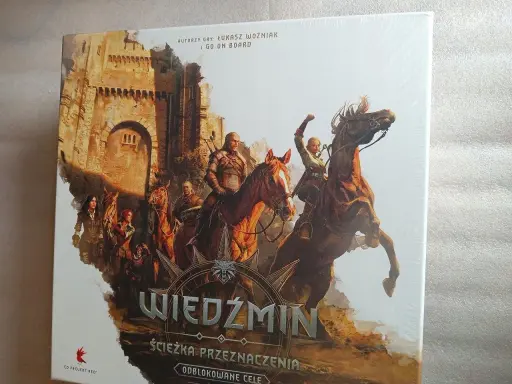 Wiedźmin: Ścieżka Przeznaczenia. Postacie na koniach pędzą ku zamkowi, gotowe na przygodę.
