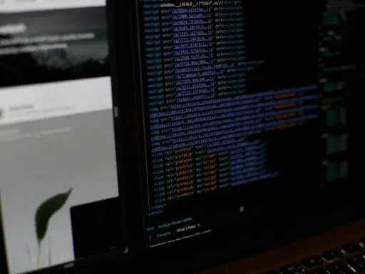 Kod źródłowy strony internetowej z wieloma tagami `<script>` i `<link>`, które mogą być częścią mechanizmu `try catch` do obsługi błędów.