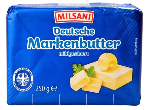 Milsani Deutsche Markenbutter, mildgesäuert. Ein Serviervorschlag zeigt drei Butterstücke und eine Butterrose auf einem Stück Butter.