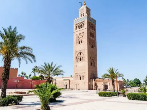 Koutoubia-Moschee in Marrakesch, ein Wahrzeichen und ein Muss für Marrakesch Geheimtipps. Palmen säumen den Platz.